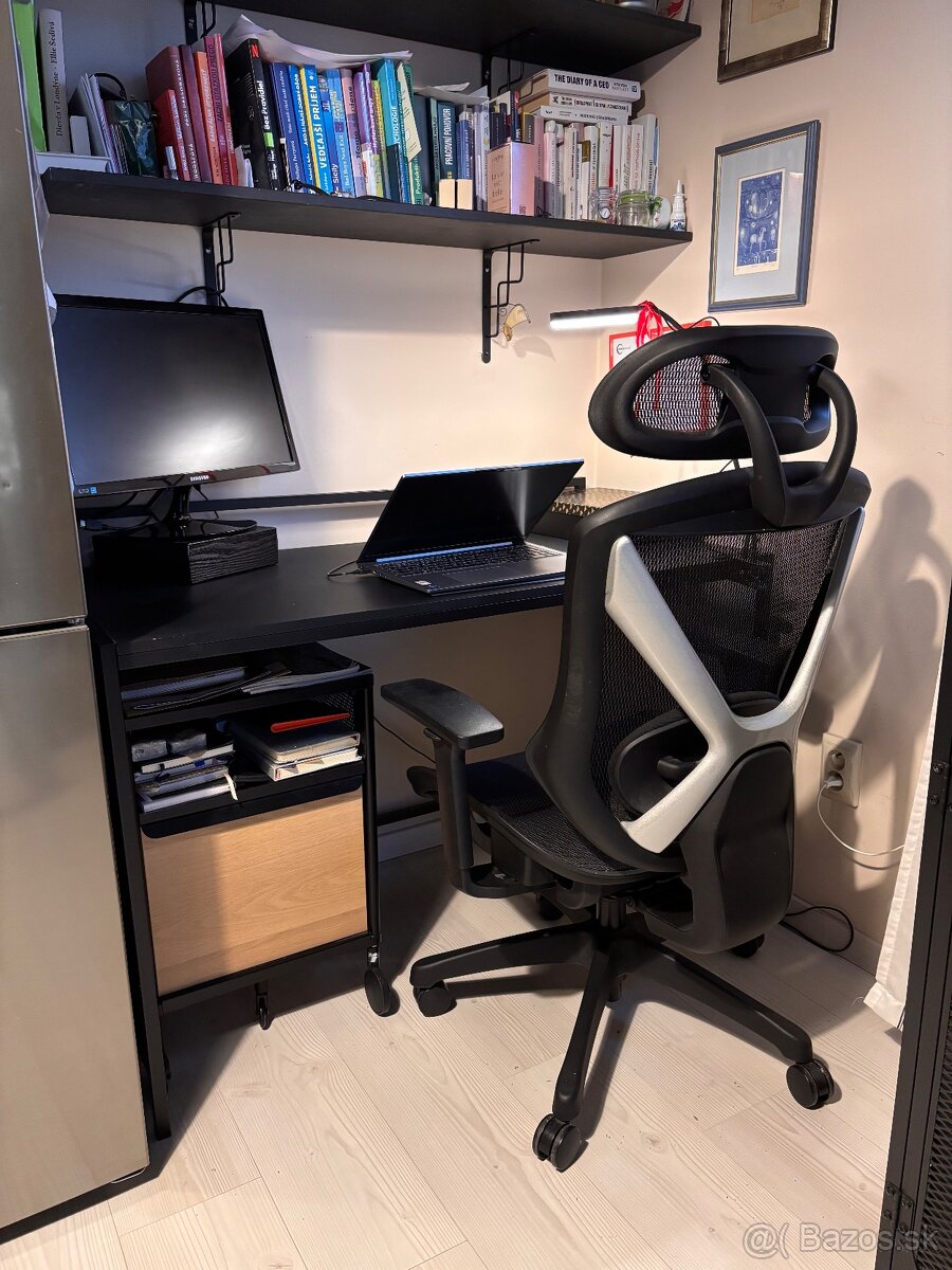 Kancelárska stolička a pracovný stôl