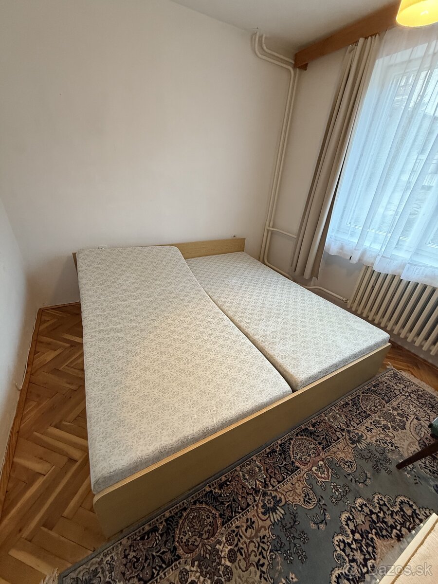 Lamelová manželská postel.