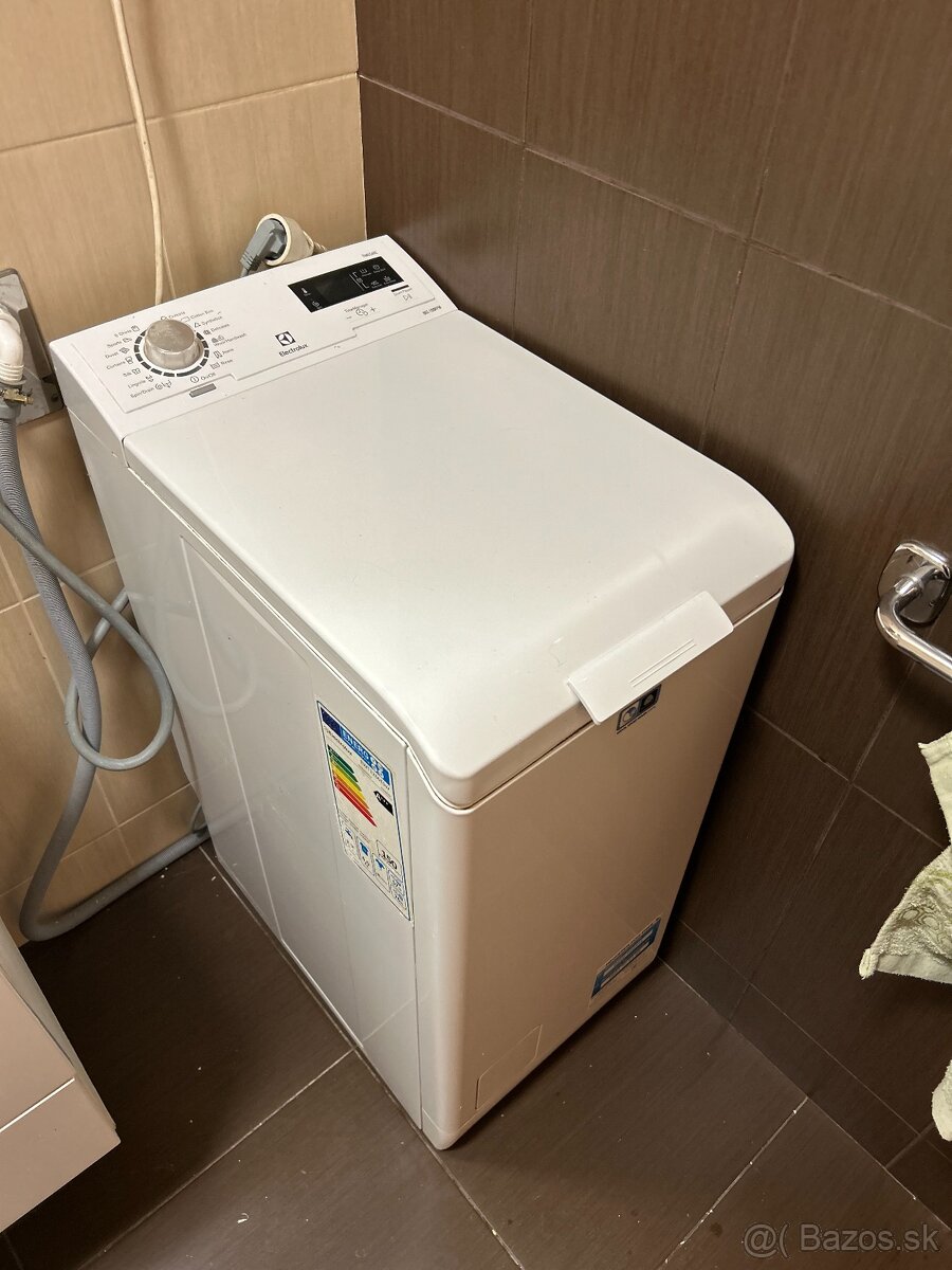 Zvrchu plnená práčka Elektrolux