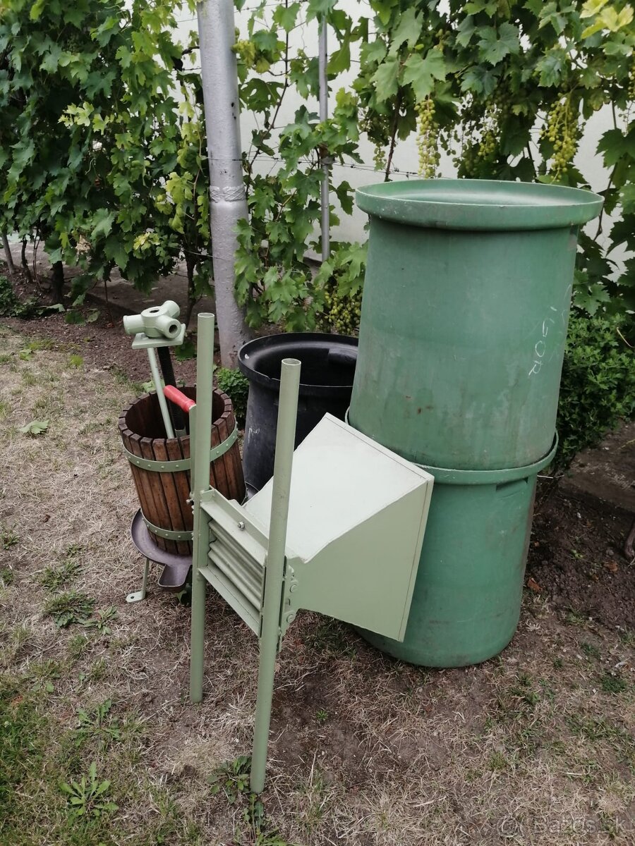 Vinobranie-mlynček,lis,bečky