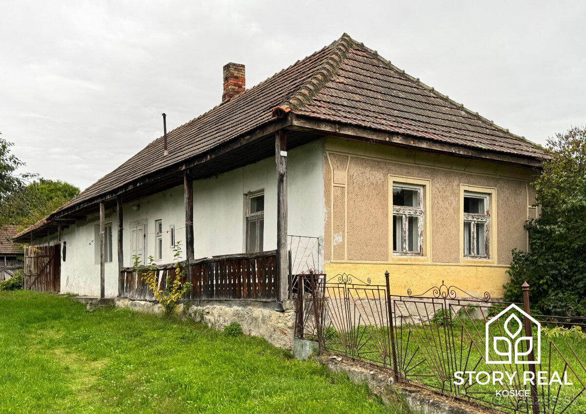 Gazdovský dom v obci Füzérkajata s veľkým pozemkom