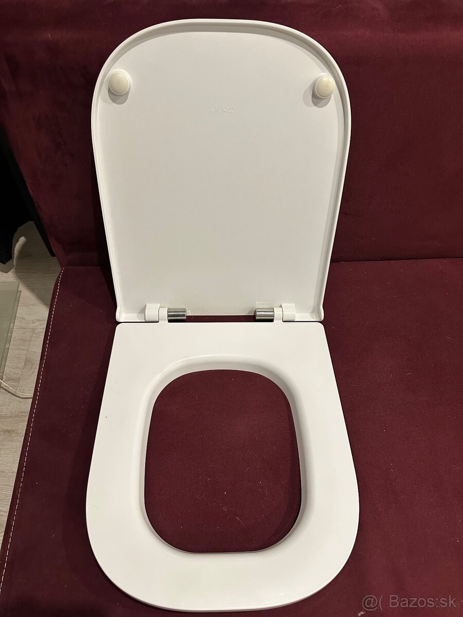 záchodová doska hranatá.