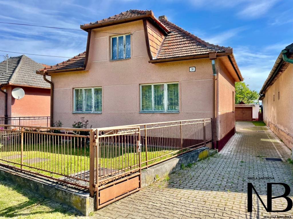 Rodinný dom s veľkým pozemkom a garážou, Dvorec