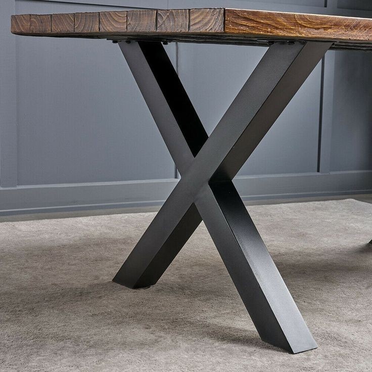 Moderná kovová podnož na jedálenský stôl