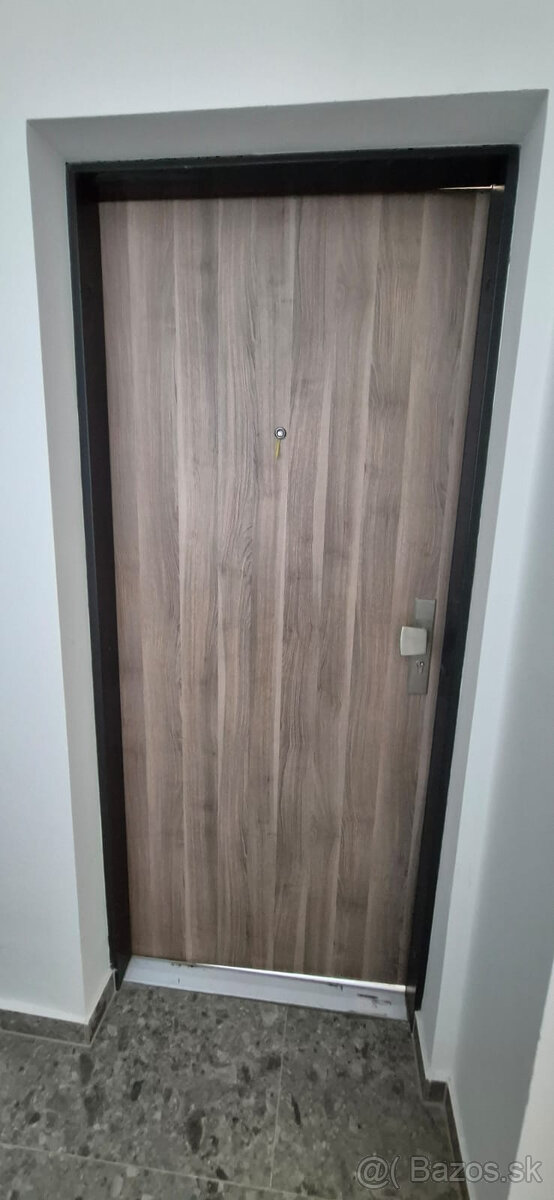 Protipoziarne vchodove dvere, sirka 95cm (lave) a 85cm (prav