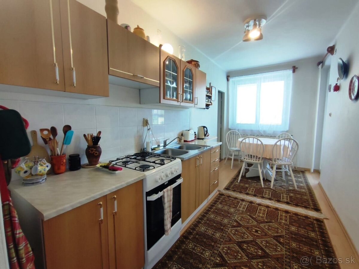 Predám 3 izbový byt s balkónom v obci Šárovce, Levice