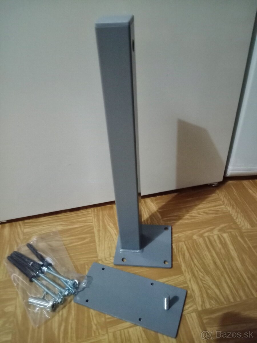 Masívne kovové konzoly