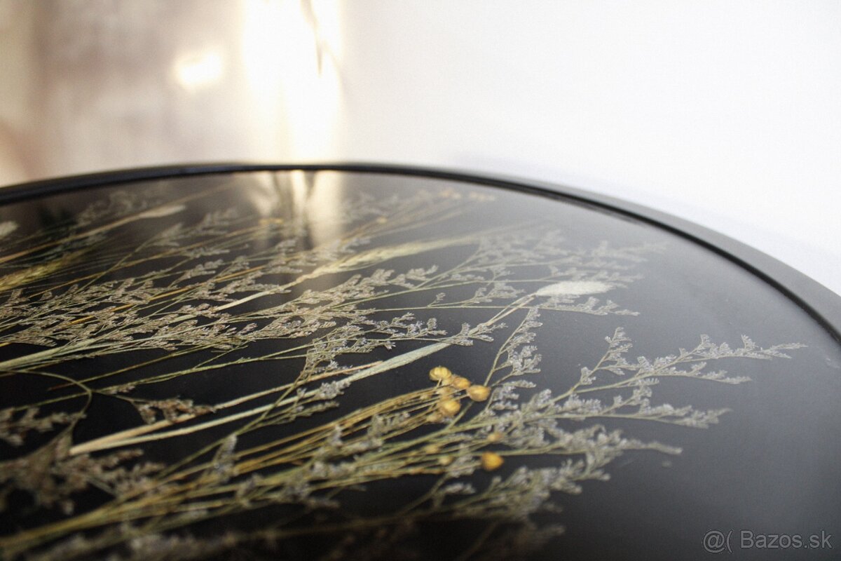 Malý stolík zo živice so sušenými kvetmi, ručná výroba