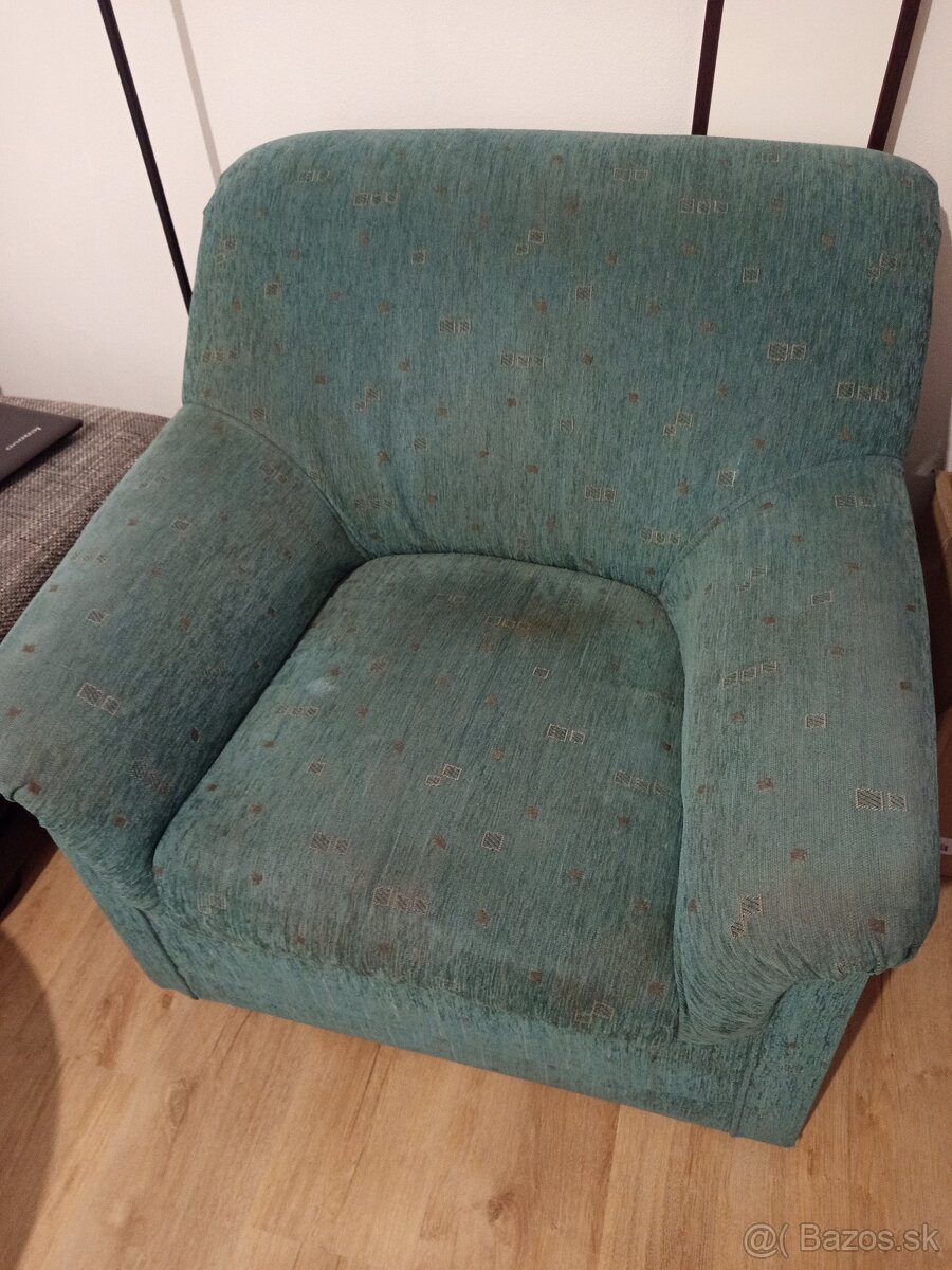 Darujem zelený starší gauč