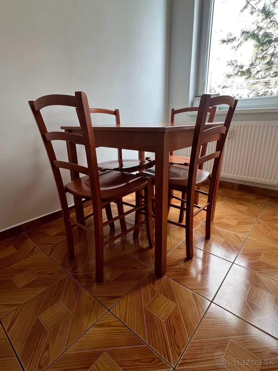 Jedálenský stôl so stoličkami
