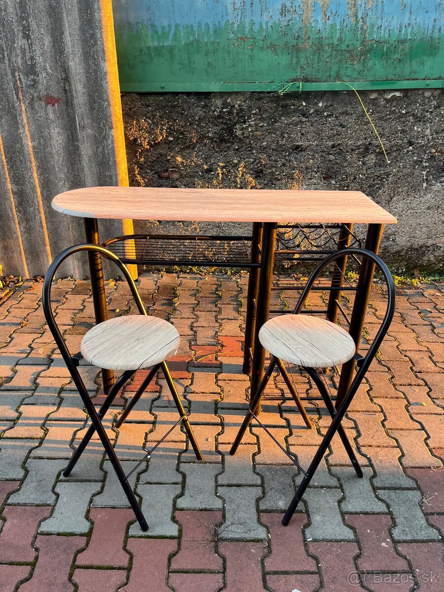Predám barový stolík so 2 stoličkami.