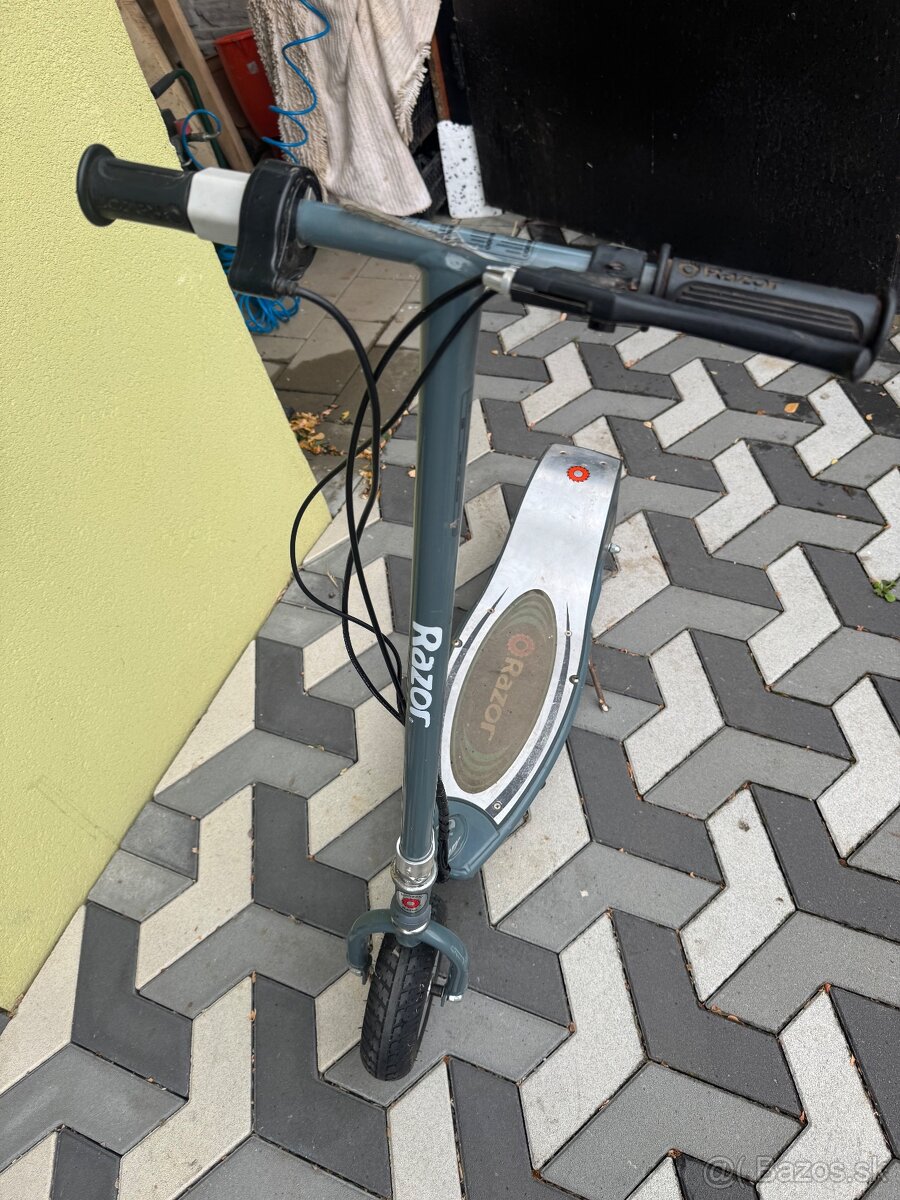 Razor E300 staršia kolobezka