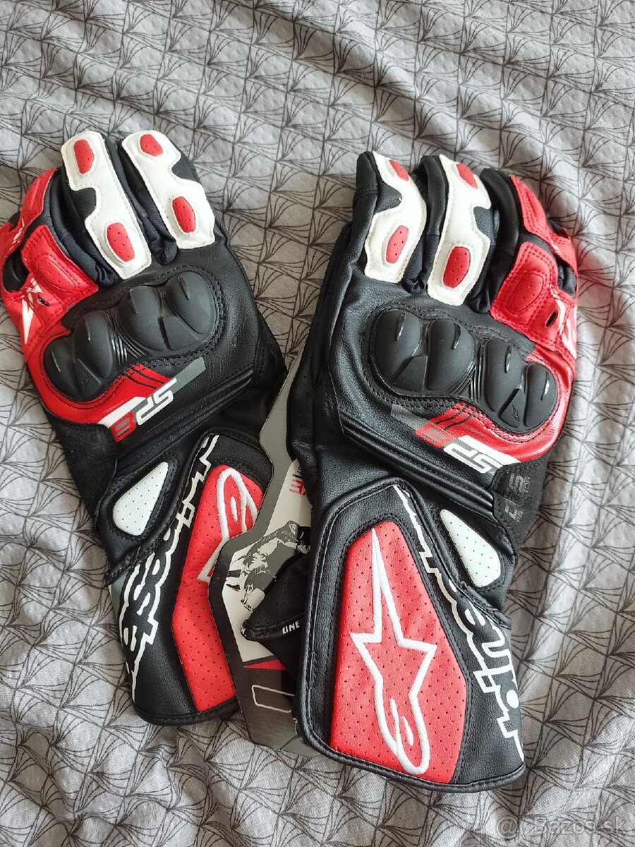Rukavice na motorku Alpinestar.