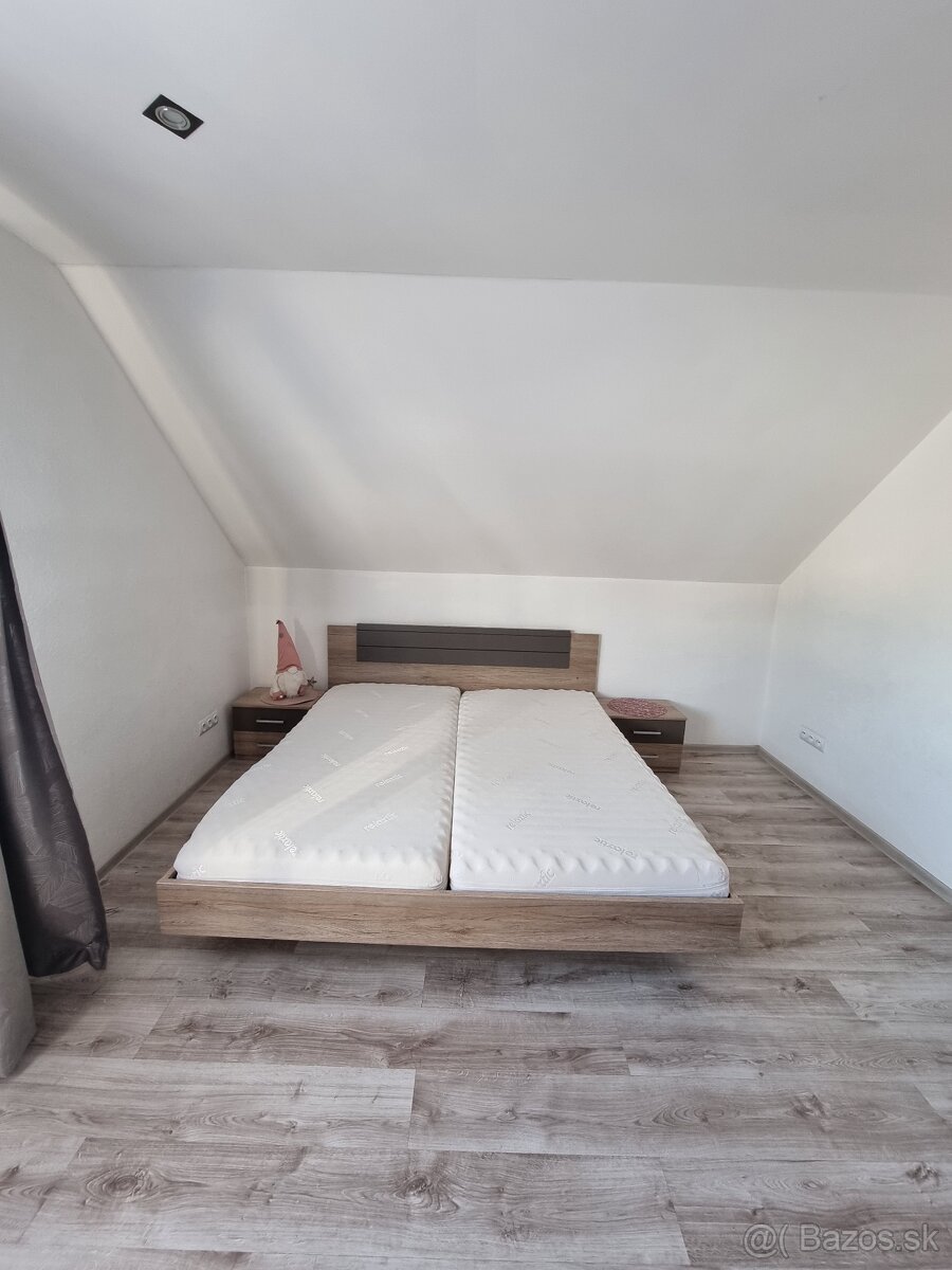 Manželská posteľ z madracami+2×nočný stolik