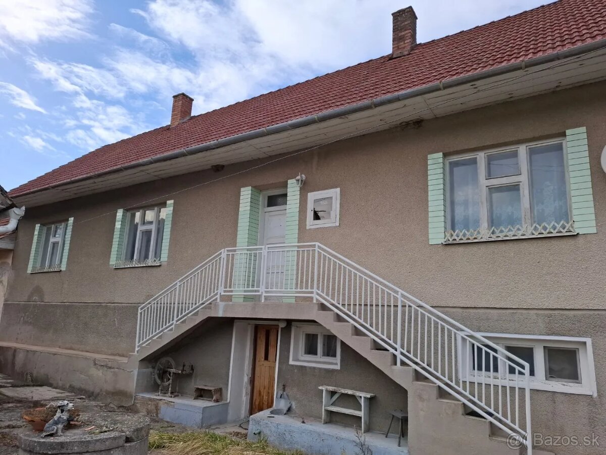 Na predaj rodinný dom s veľkým pozemkom 2303 m2 v obci Hradi