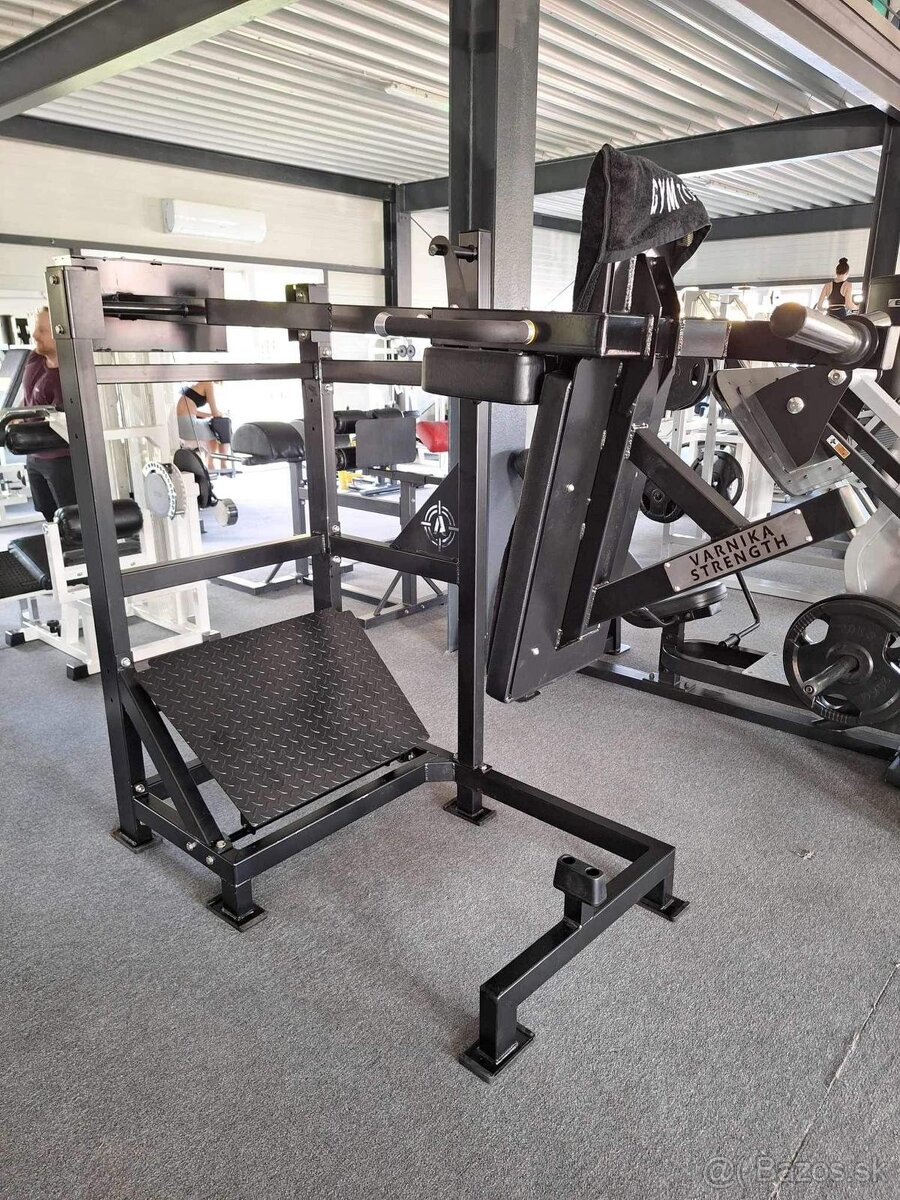 pendulum squat machine