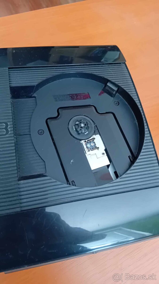 PS3 Super Slim 500 GB (NEFUNKČNÉ OVLADAČE) + HRY