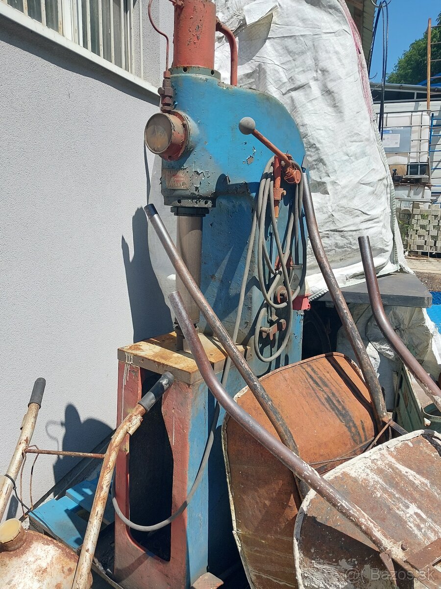 Hydraulicky lis