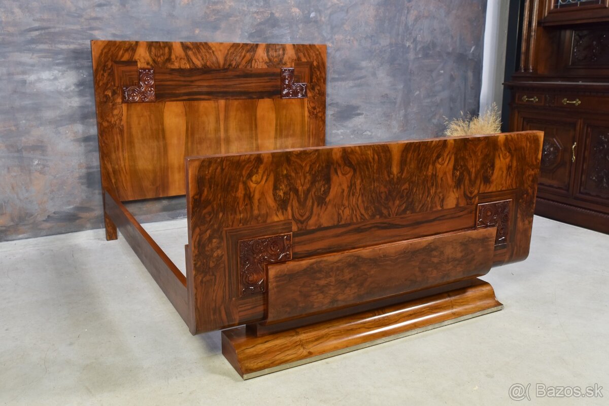 POSTEL Z ORECHOVÉHO DREVA ART DECO