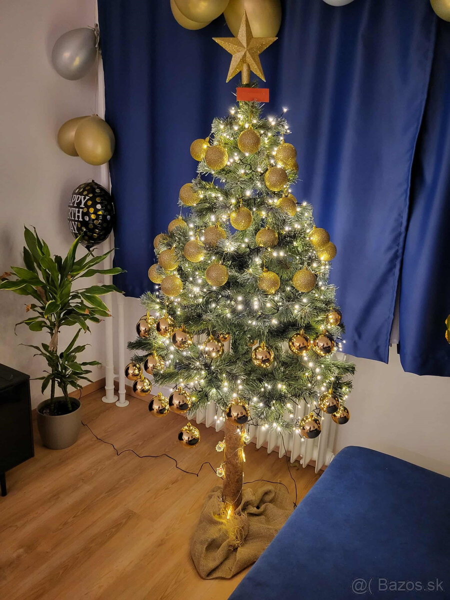 Umelý vianočný stromček na kmeni