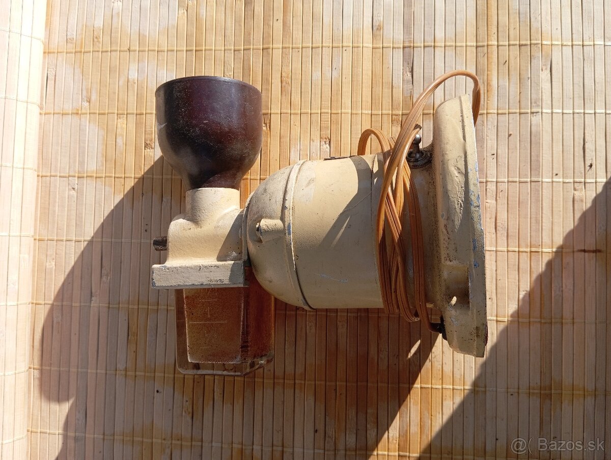 Predám veľmi starý elektrický mlynček na kávu