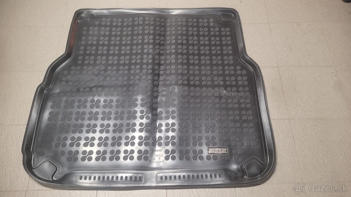 Gumena vanicka do kufra Mercedes W204