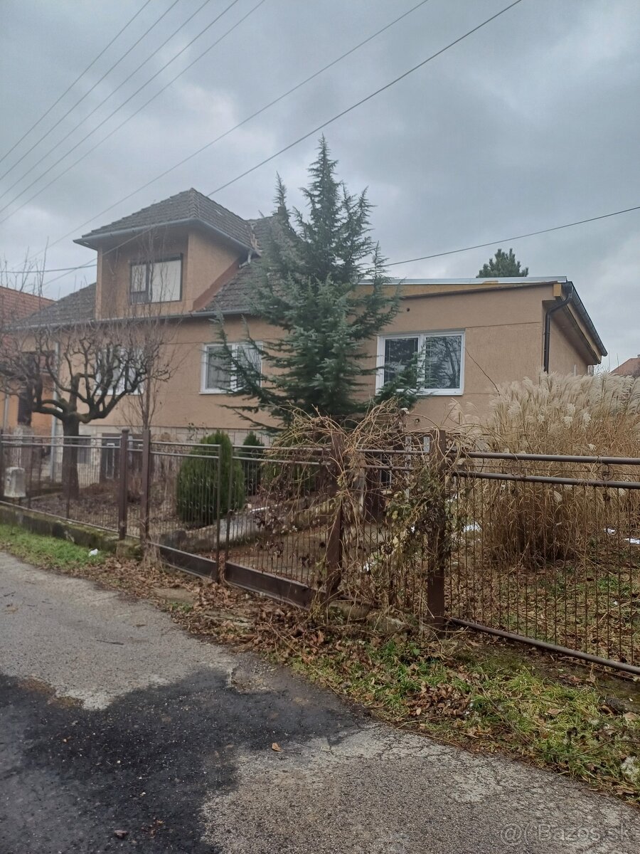 Rodinný dom s veľkým pozemkom v tichej uličke