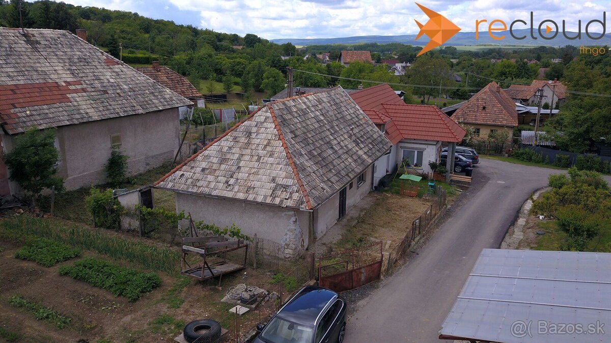 Ponúkame na predaj menší rodinný dom v obci Žemberovce