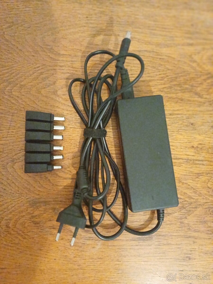 Sieťový adaptér Solight univerzálny pre notebooky/netbooky