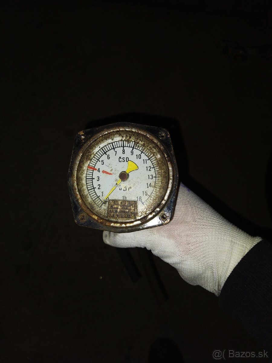 Predám unikátne plechy z kabíny rušňa 754 052