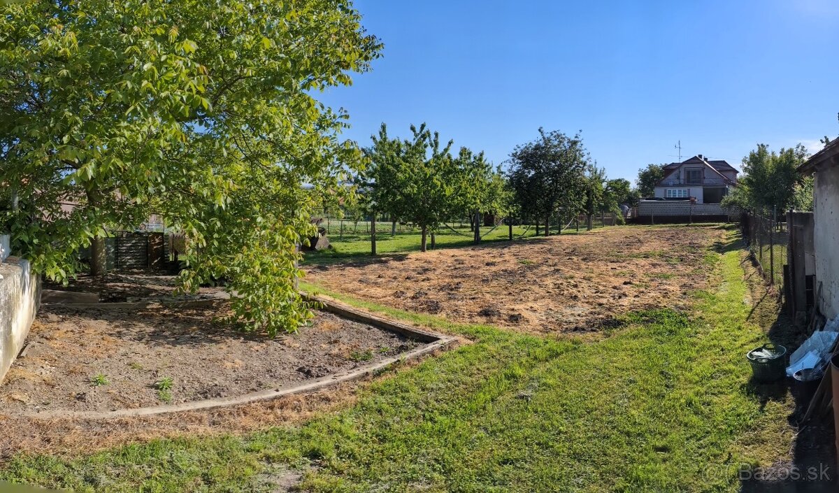 Predám starší dom s krásnym pozemkom Petrova Ves