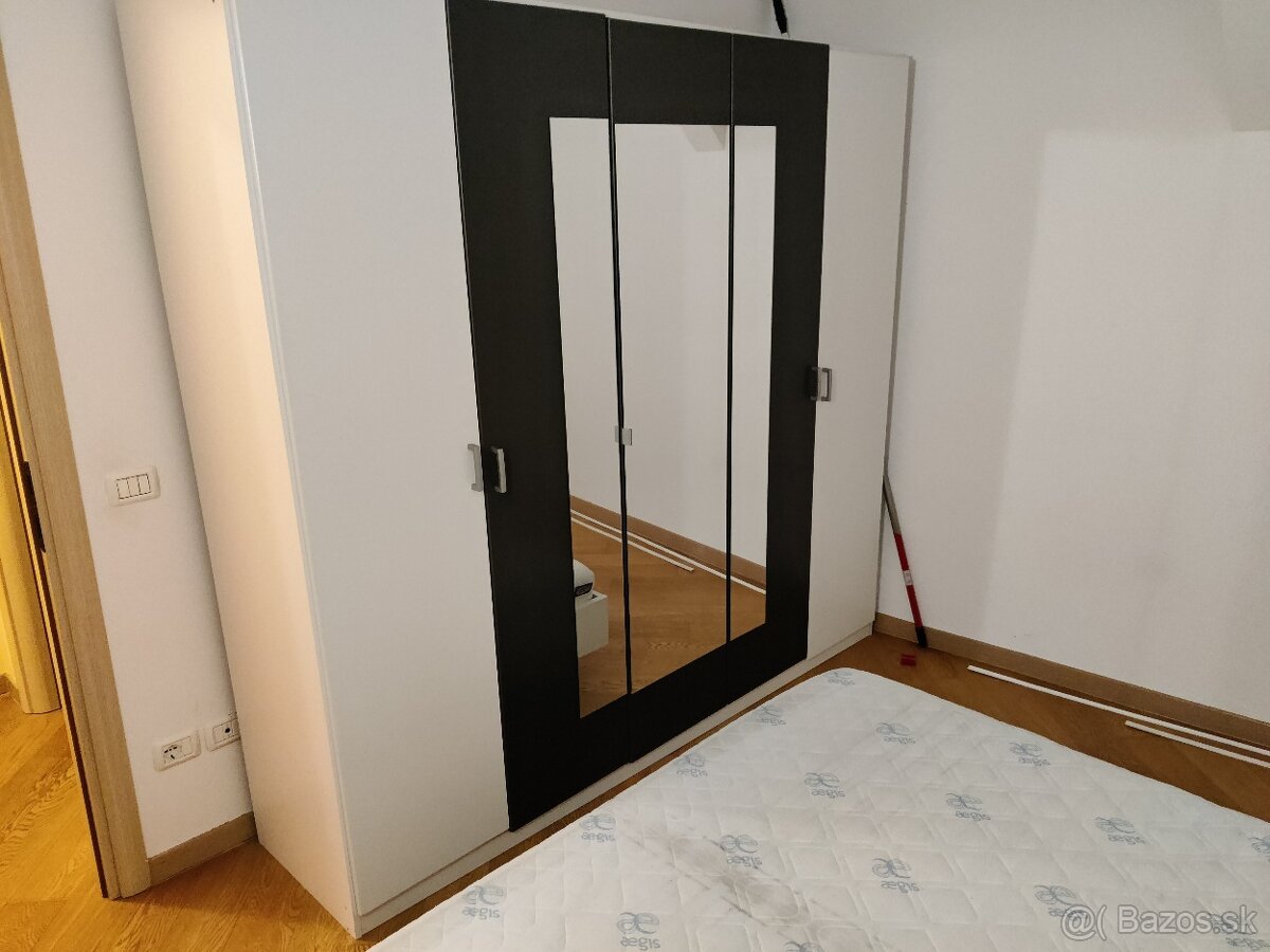 Šatníková skriňa