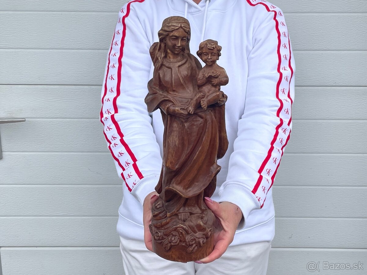 Dřevěná socha Panna Marie s Ježíškem zdobená růžičkama