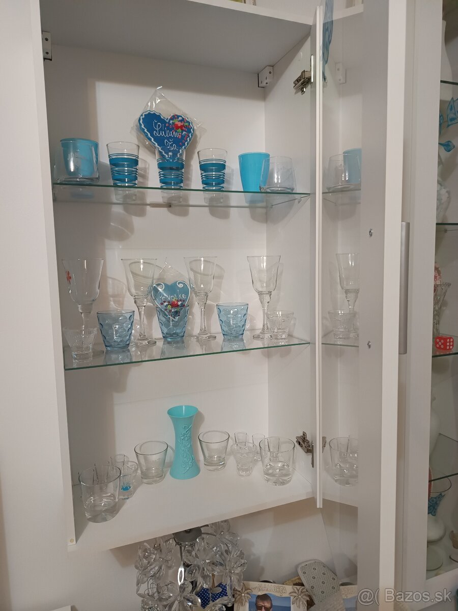 Skrinka na porcelán