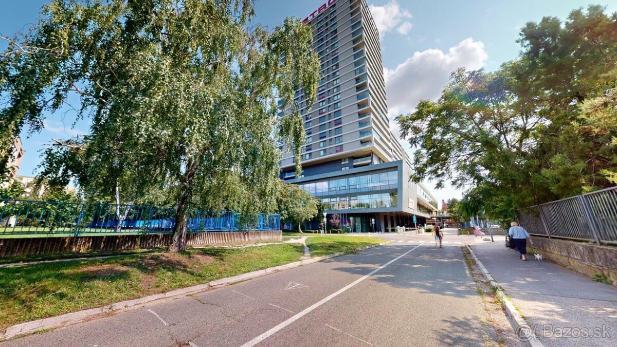 Prenajmem garážové miesto v OC Retro