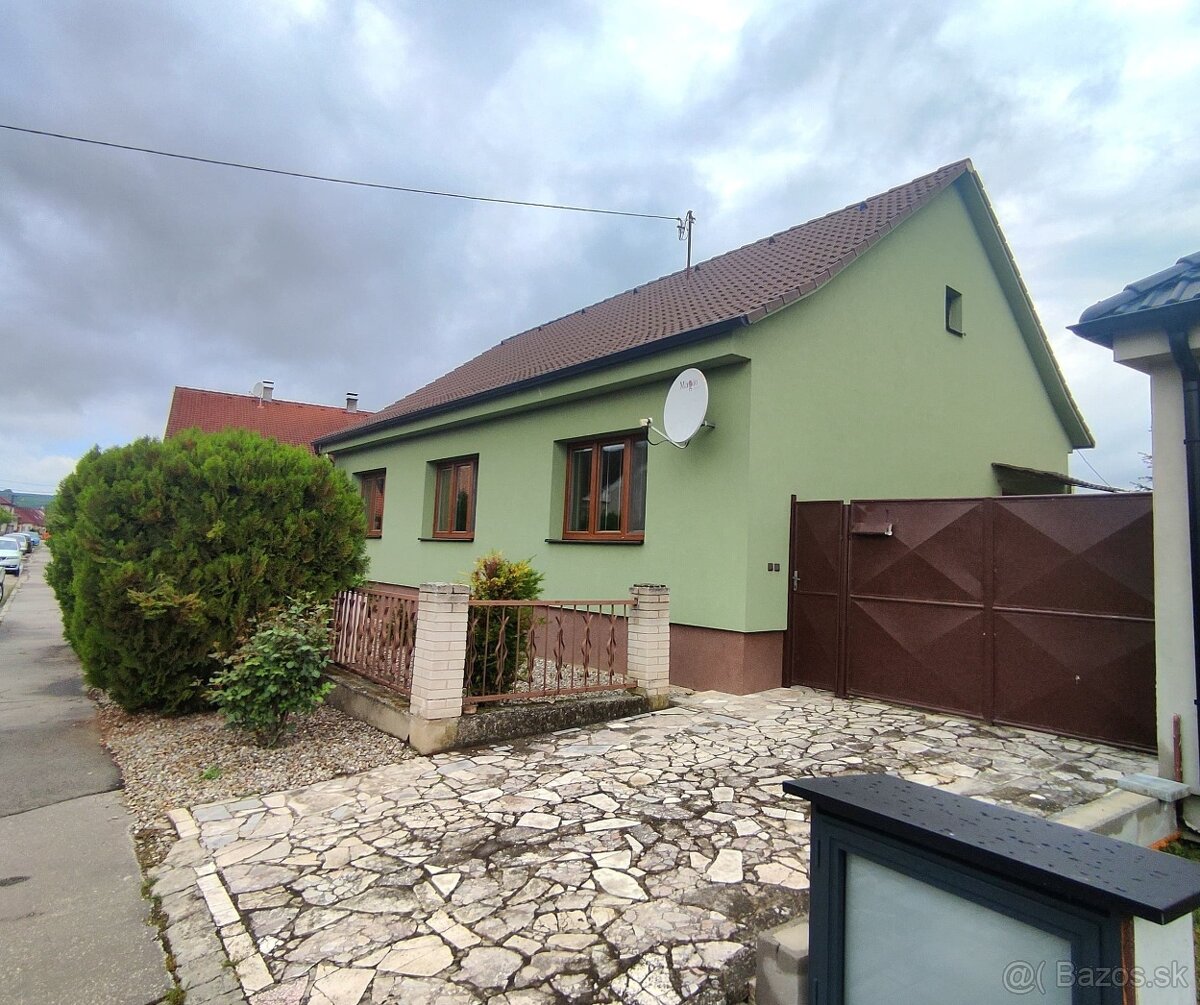 Zrekonštruovaný rodinný dom, 1765m2 pozemok, Očkov