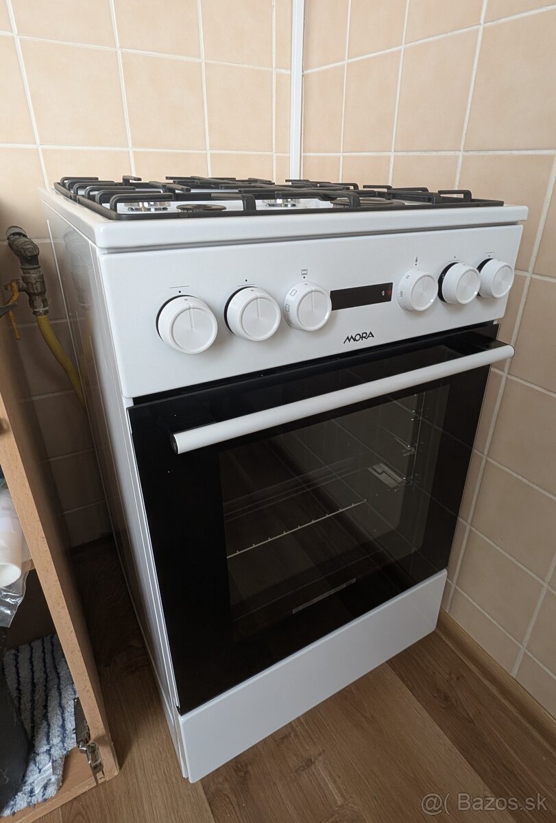 Kombinovaný (plynovy+elektricky) sporák Mora K 5254 CW