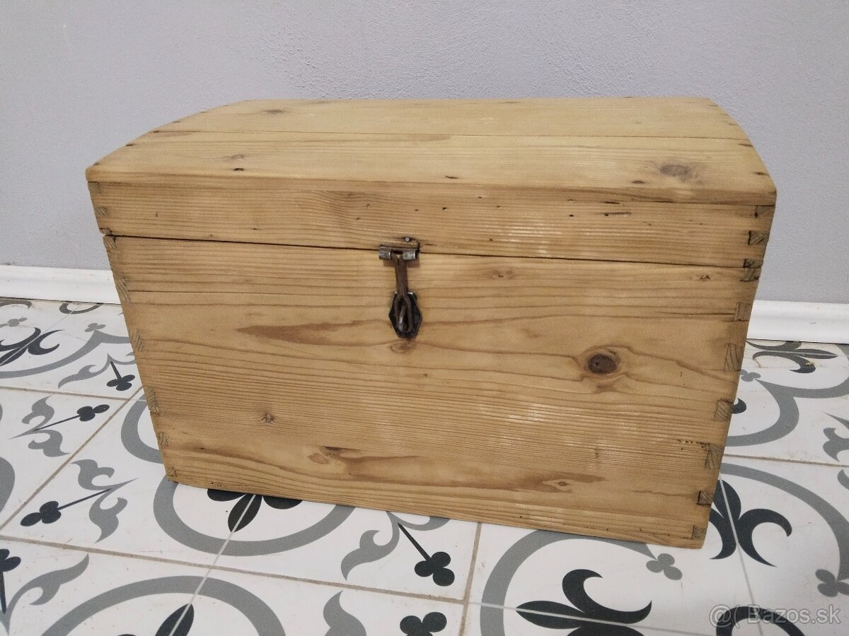 Starý, malý, dřevěný kufr, truhla po renovaci