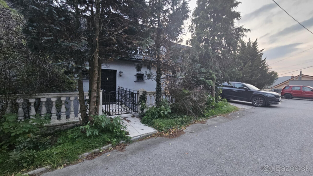 Prenájom priestranného apartmánu s nádherným výhľadom.