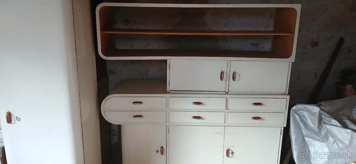 Predam stary kredenc