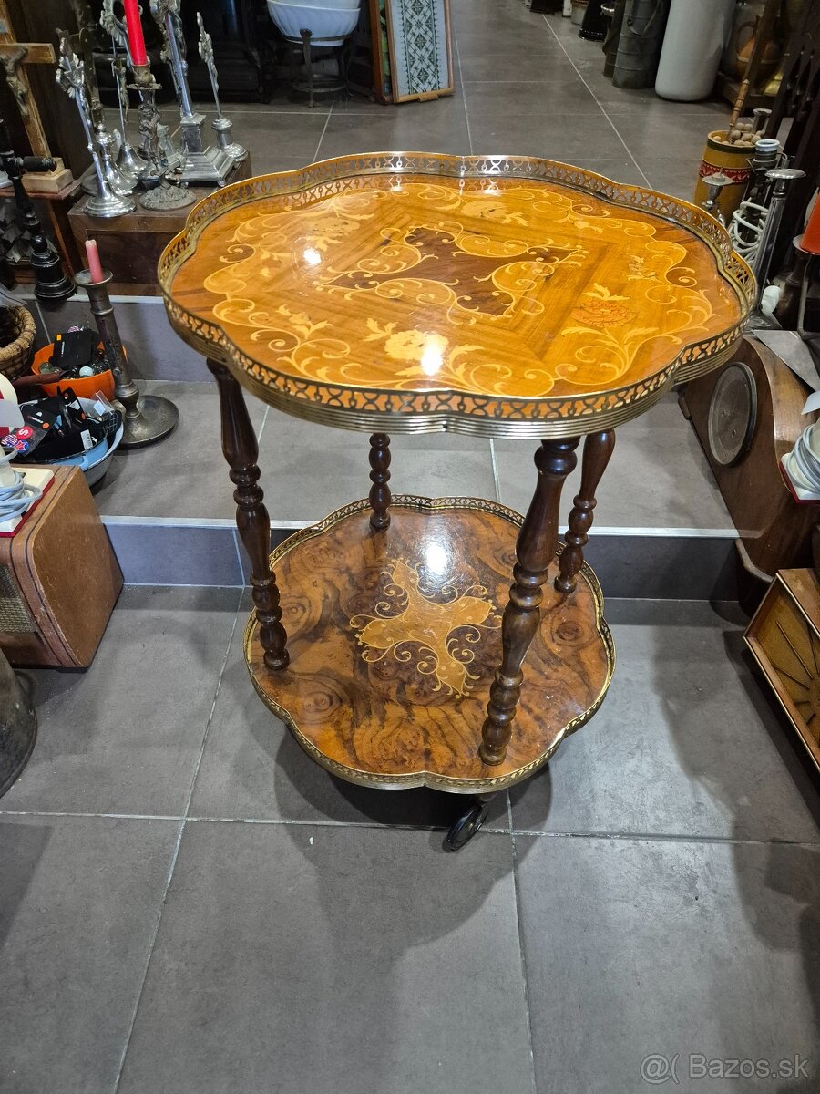 servírovací stolík