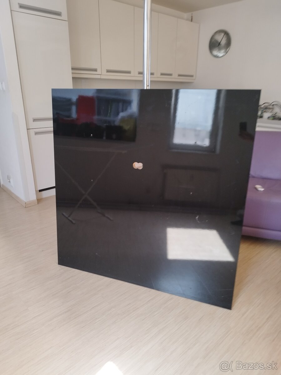Vysokolesklá doska pod TV
