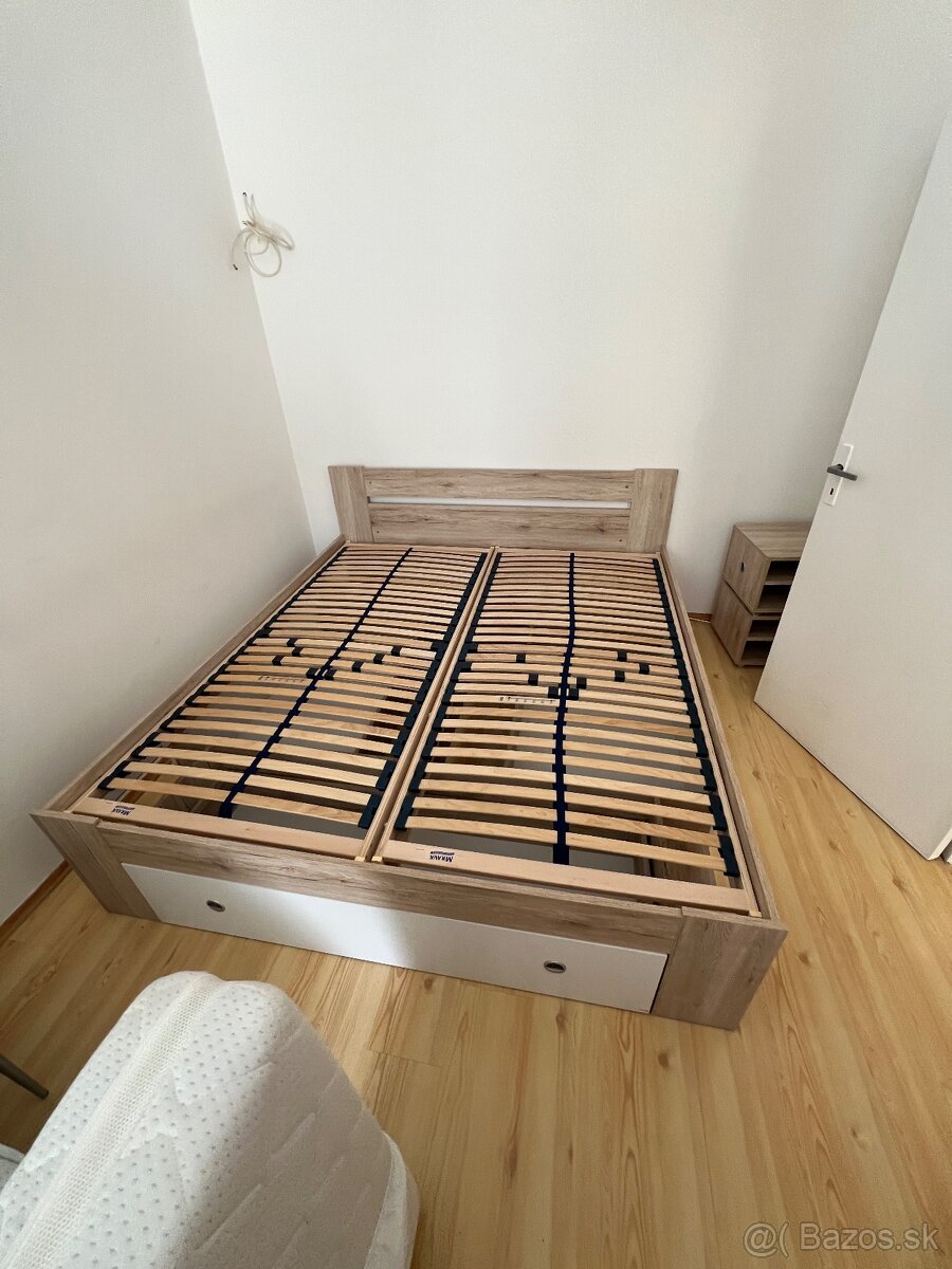 Manželskú posteľ 1800x200 s uliznemi prestorami