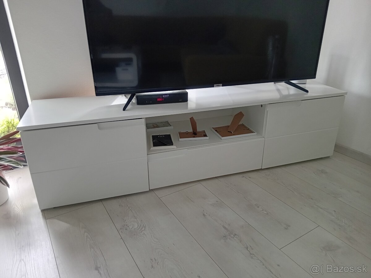 Skrinka pod tv