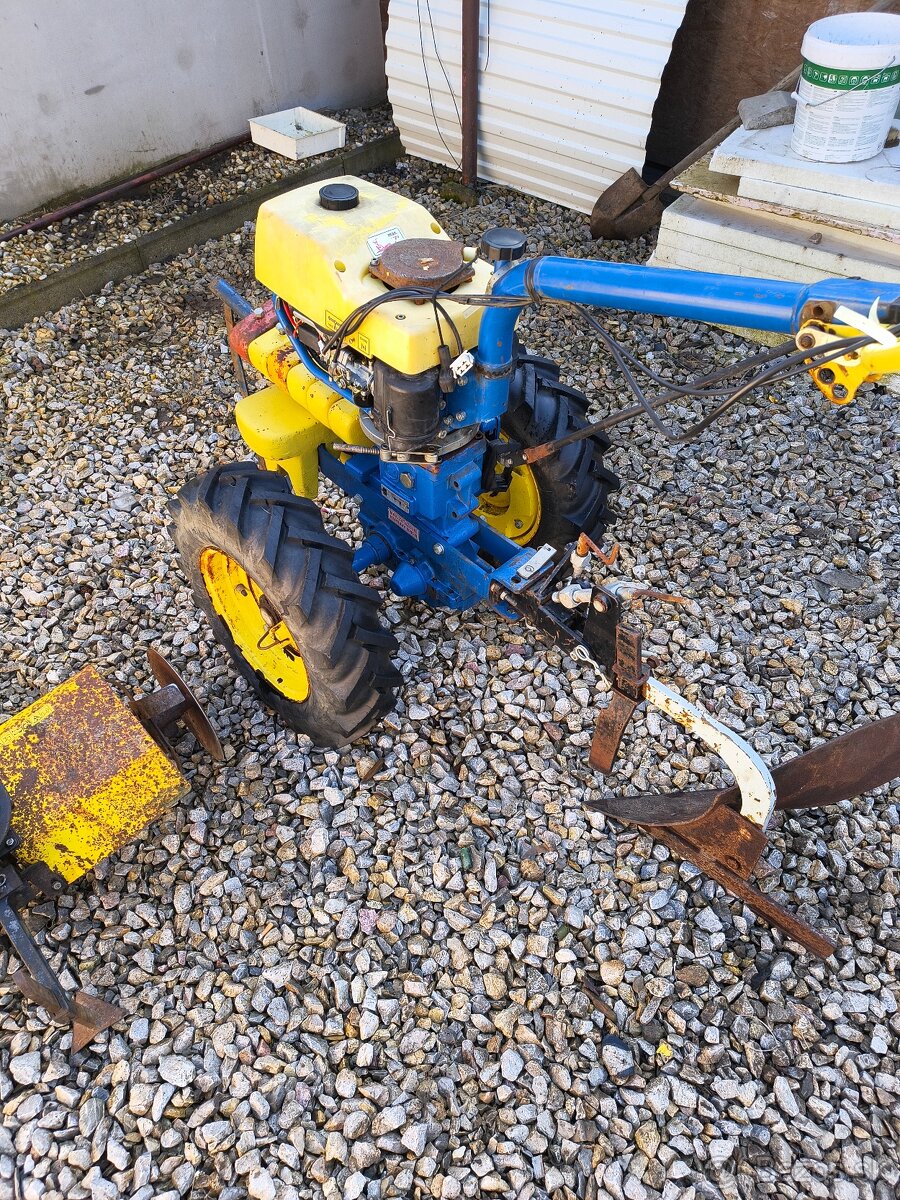 Agzat s pluhom a kultivátorom