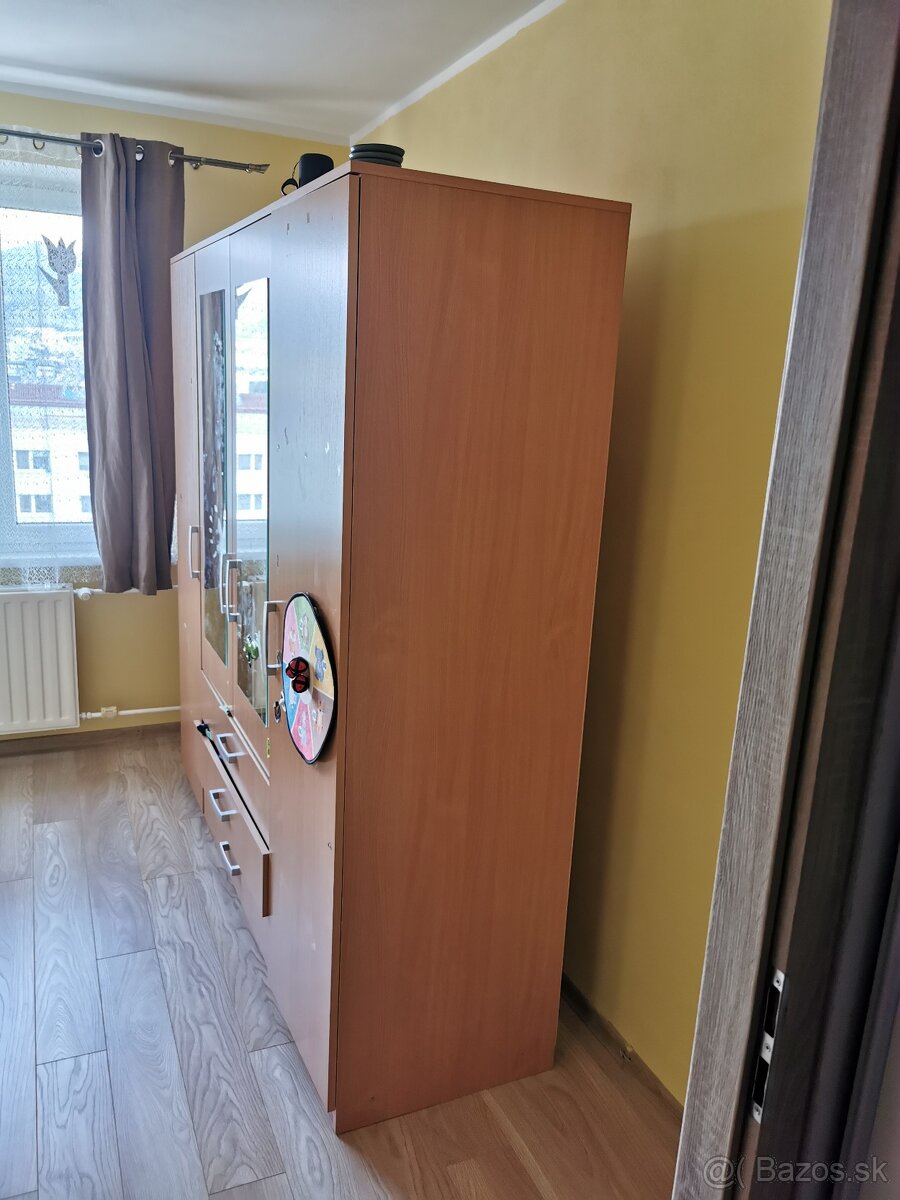 Skriňa buk 200x200 na predaj