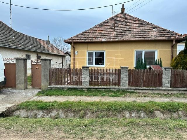 4 izbový rodinný dom v obci Horná Kráľová, 170 m2, na...