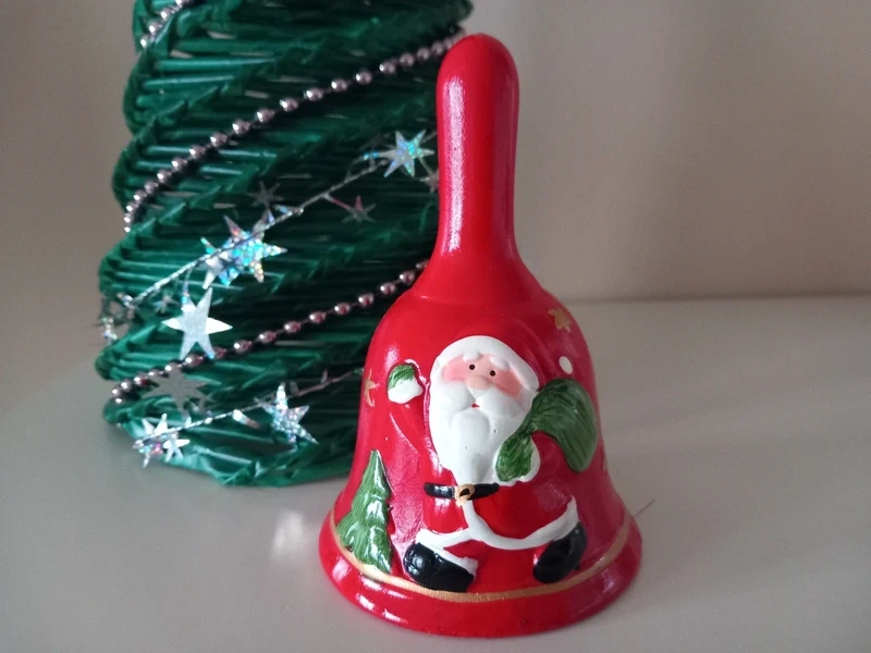 Starší vianočný zvonček, maľovaná keramika 12,5x8 cm