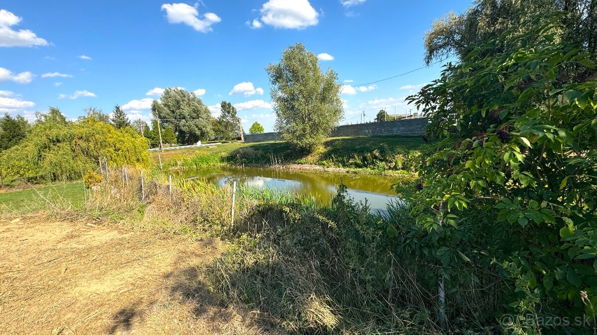 Na predaj stavebný pozemok pri jazierku v Hornej Seči