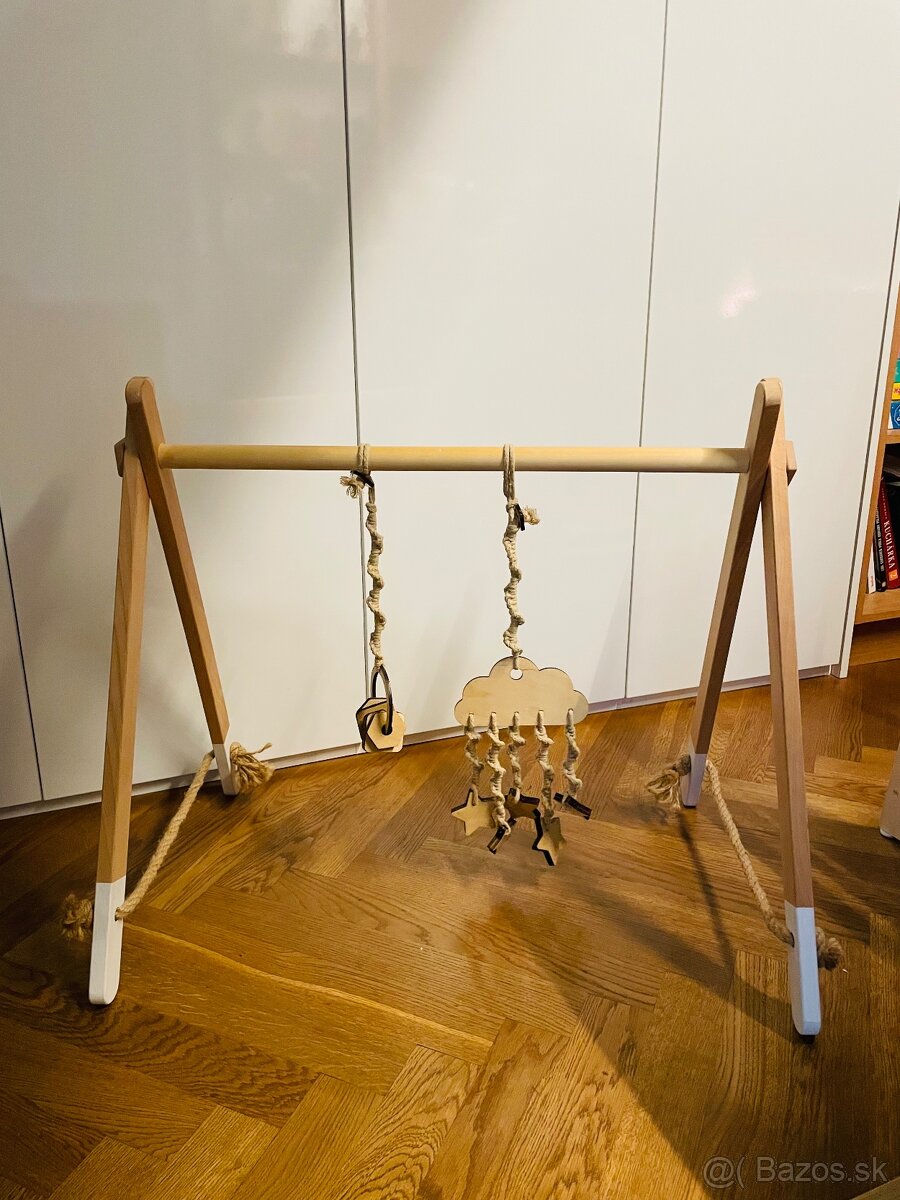 Drevená hrazdička s hračkami